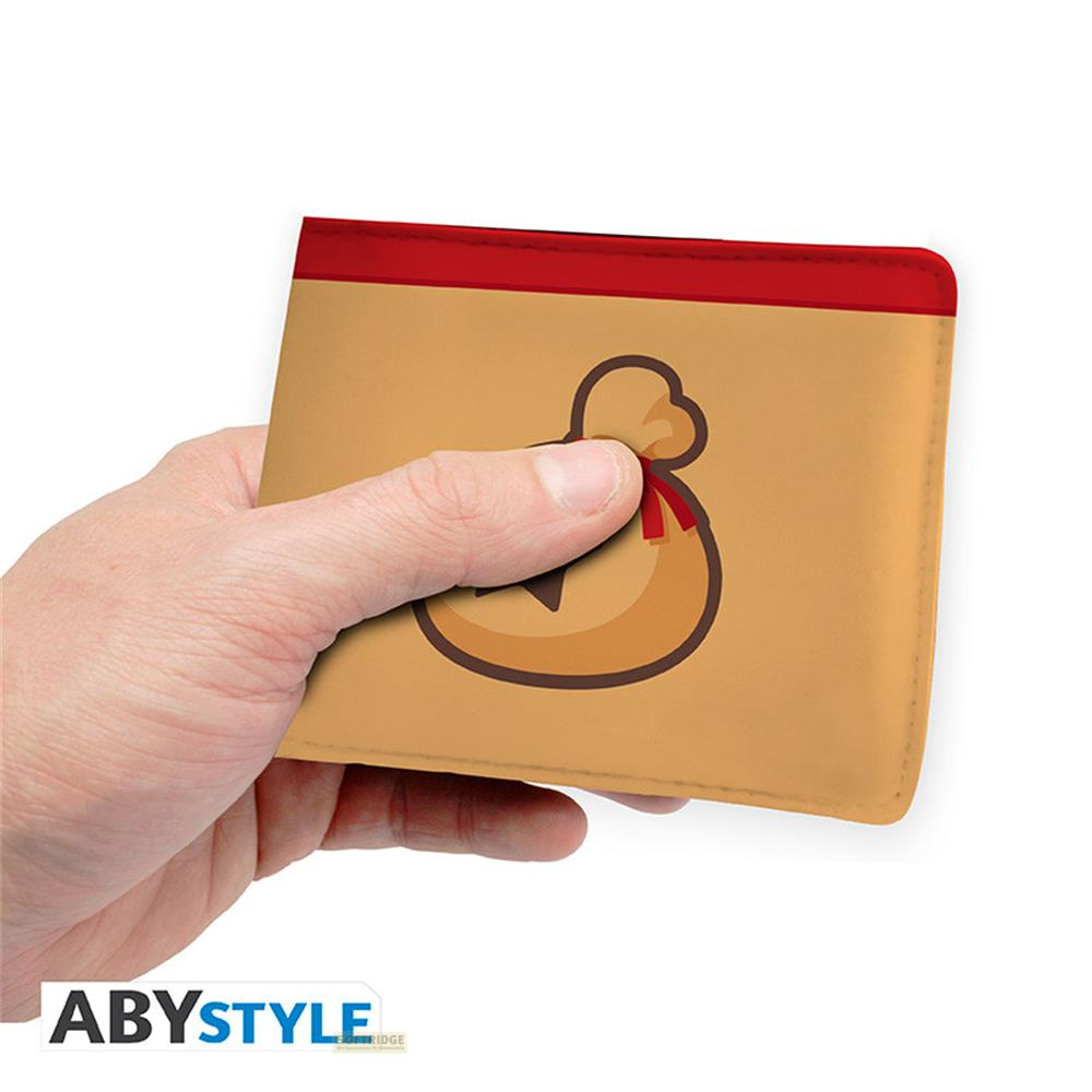 Una mano sostiene una cartera color canela con diseño de bolsa de dinero.