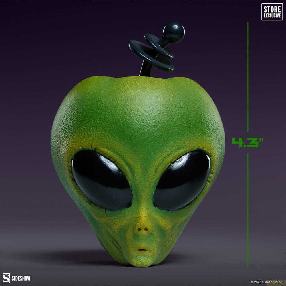 Grüner Alien-Kopf mit großen schwarzen Augen und Antenne.