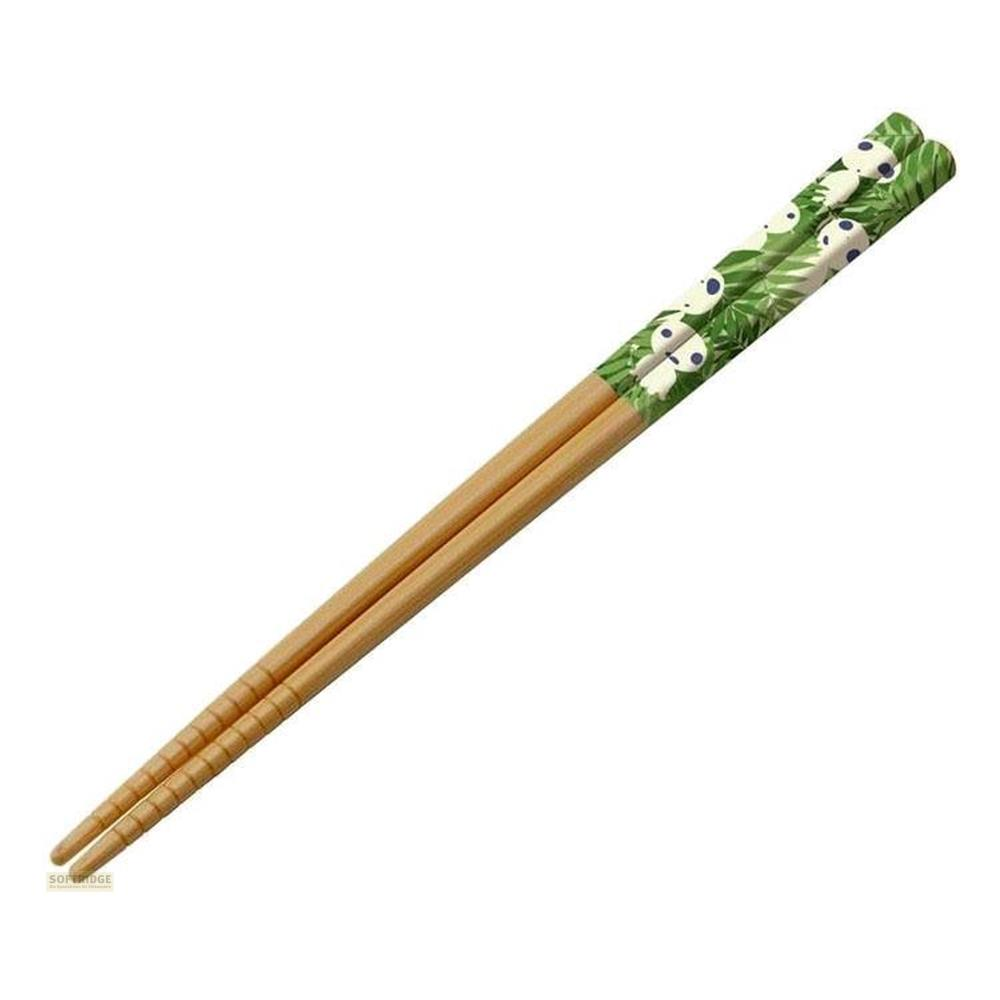 Holzstäbchen mit Panda-Muster auf weißem Hintergrund.