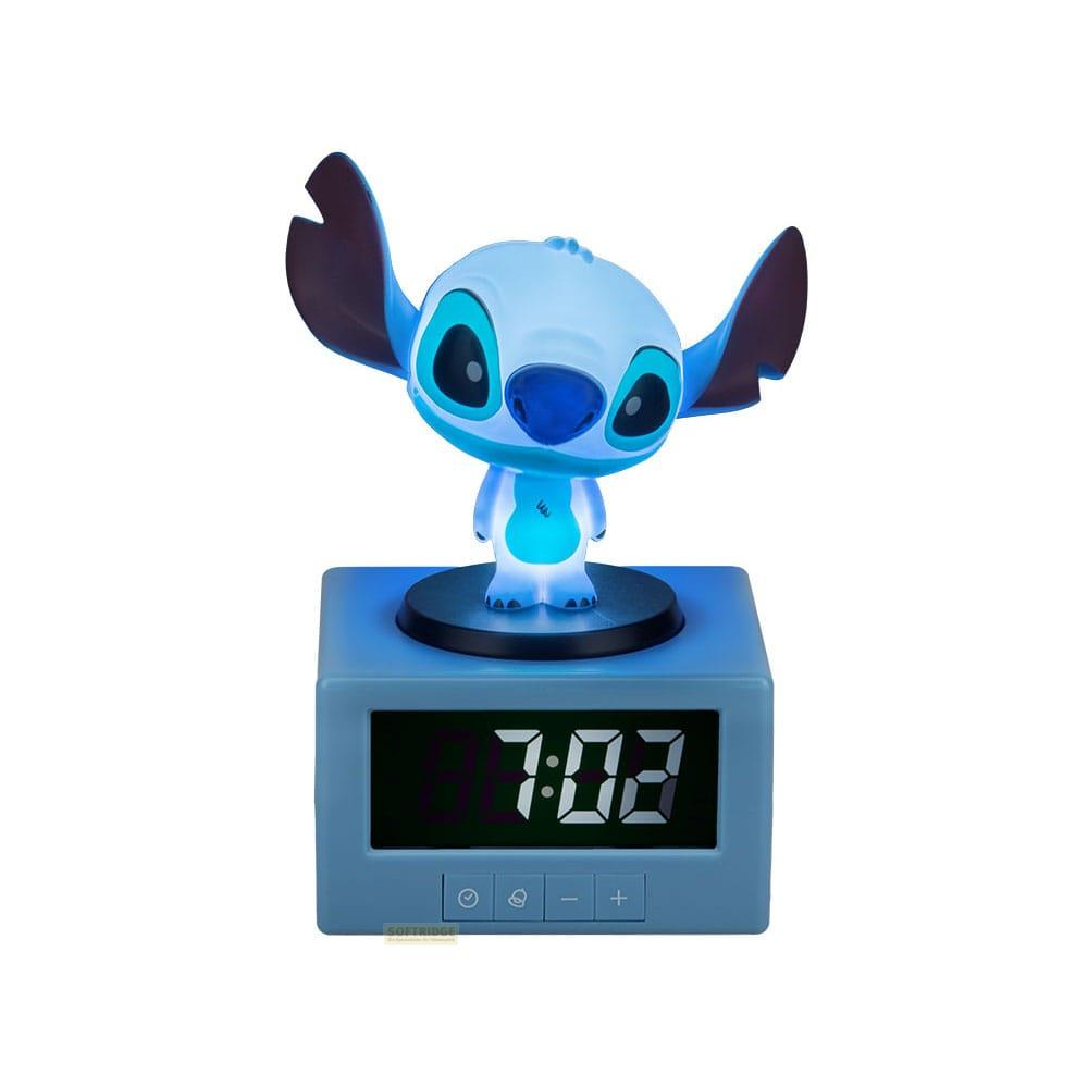 Niebieska figurka Stitcha siedzi na niebieskim cyfrowym budziku pokazującym 7:02.