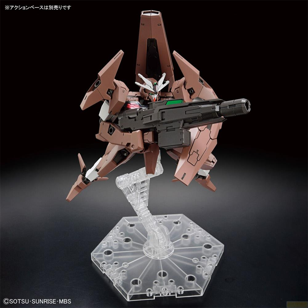 Un robot marron et blanc tenant un fusil, exposé sur un support transparent.