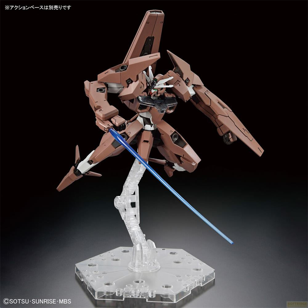 Robot marron tenant un sabre laser bleu, posé sur un support transparent.