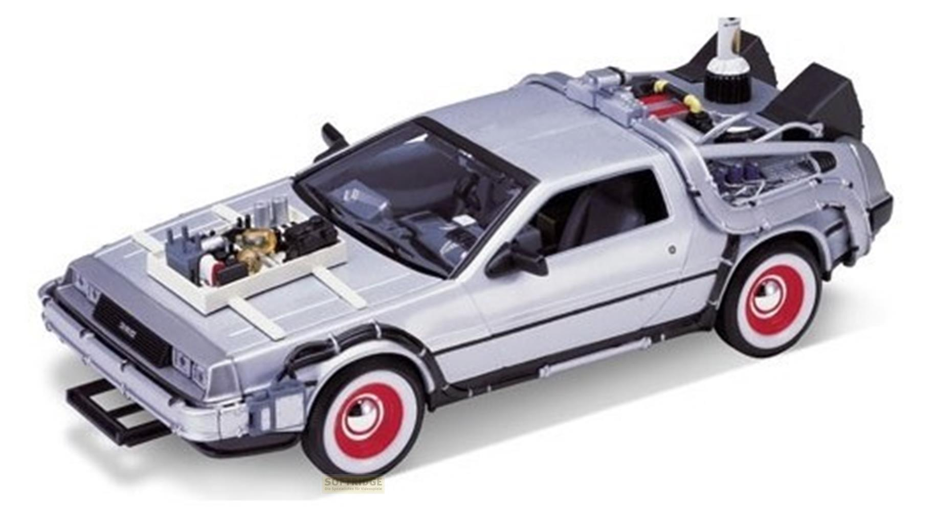 Modèle réduit DeLorean argenté avec jantes rouges et moteur visible.