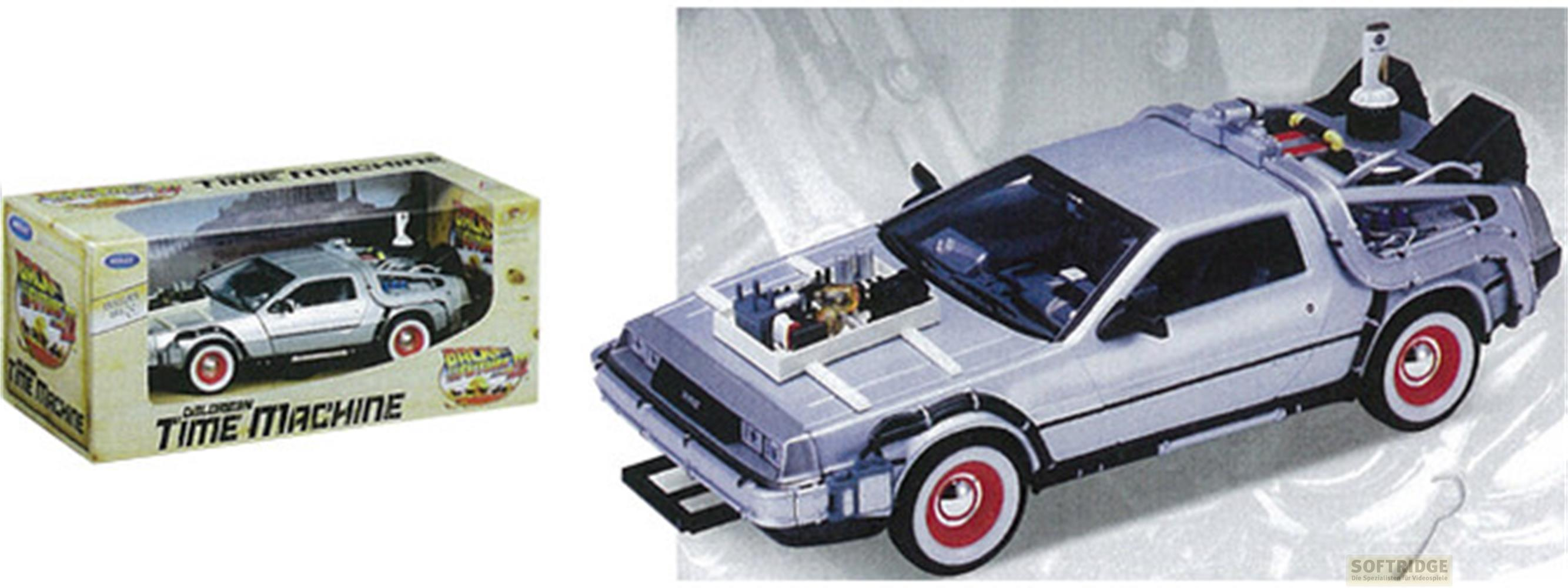 Modèle de voiture DeLorean argenté, capot ouvert, montrant des composants de voyage dans le temps.
