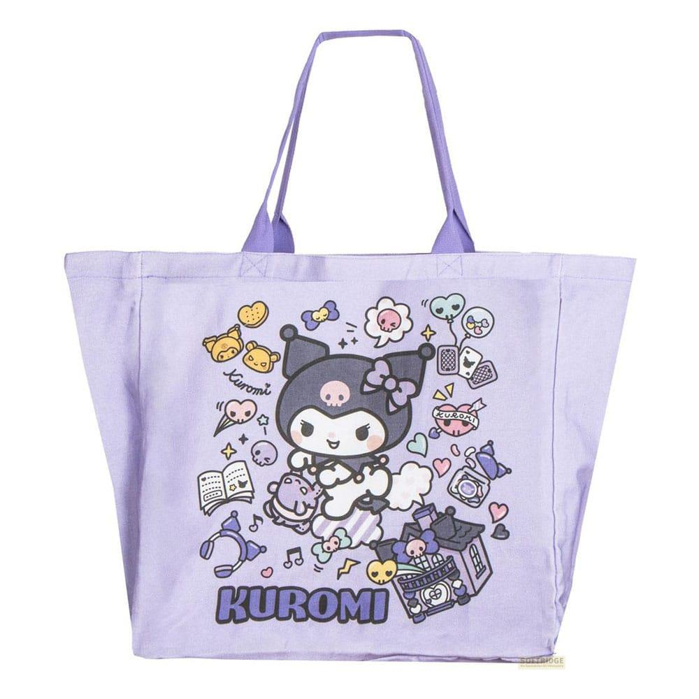 Eine lavendelfarbene Stofftasche mit Kuromi-Motiv und lila Henkeln.
