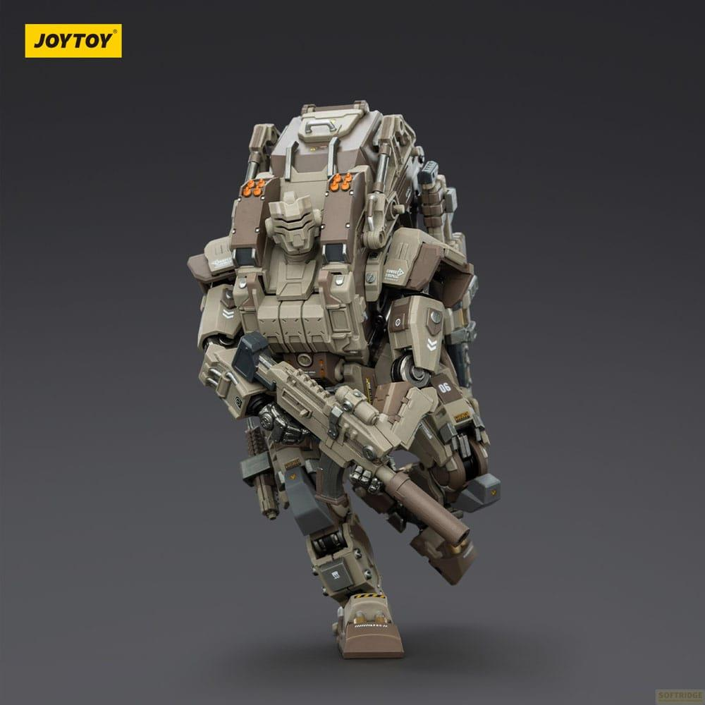 Una figura mech color camoscio e beige con fucile sta su sfondo grigio.
