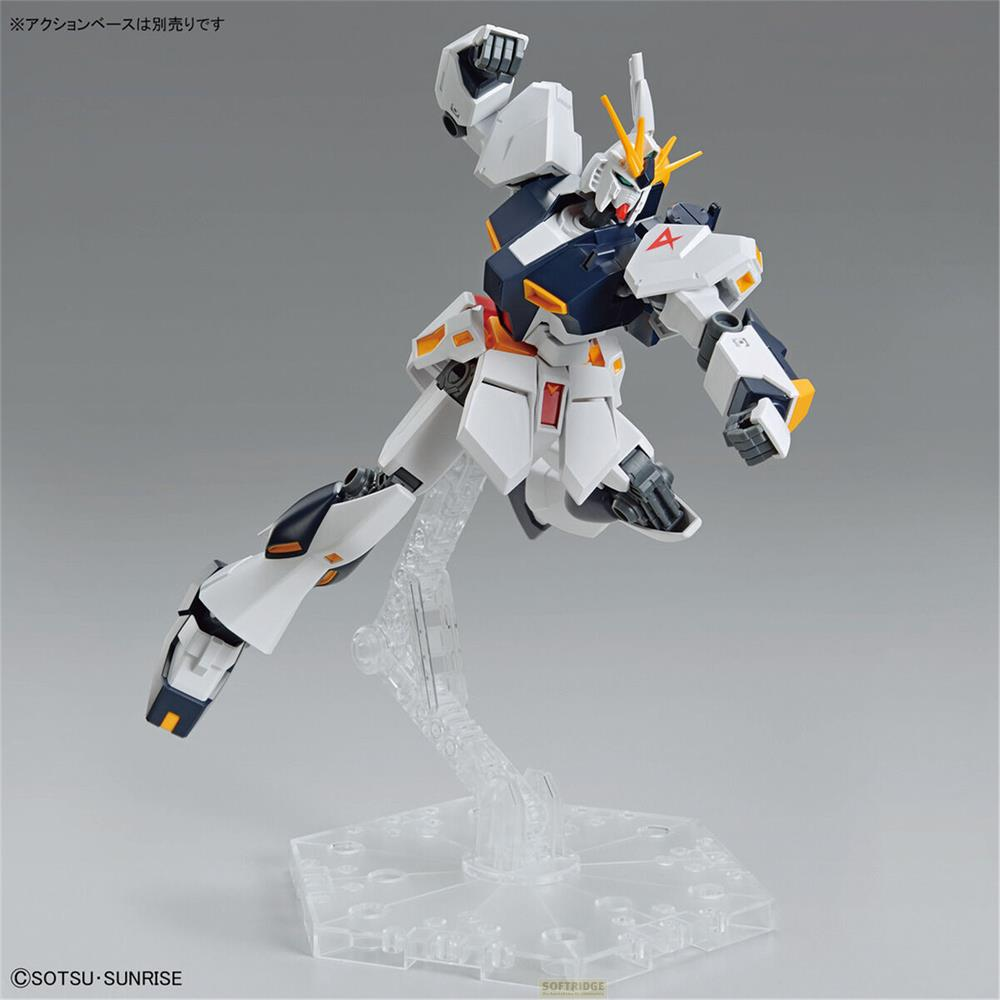 Ein weißer und dunkelblauer Roboter steht auf einem transparenten Ständer in einer dynamischen Pose.