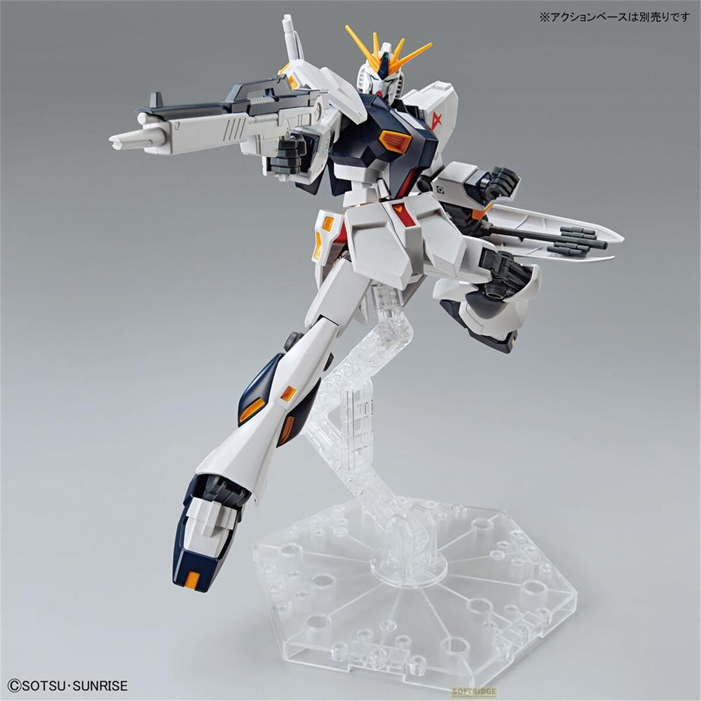 Ein weißer Gundam-Roboter mit blau-orangen Akzenten, der auf einer transparenten Halterung steht.