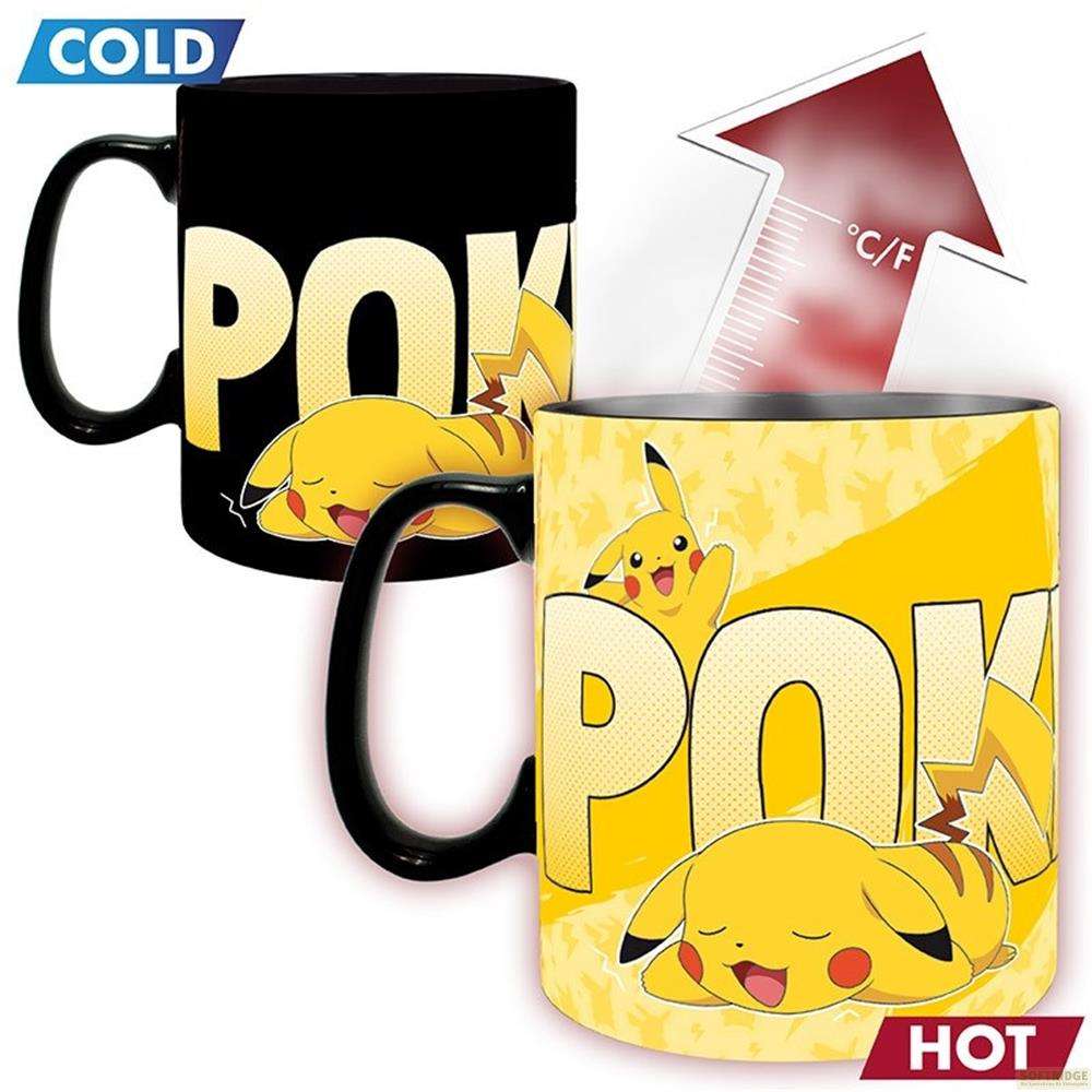 Taza negra con "POK" y Pikachu durmiendo. Cambia a amarillo con Pikachu saludando.