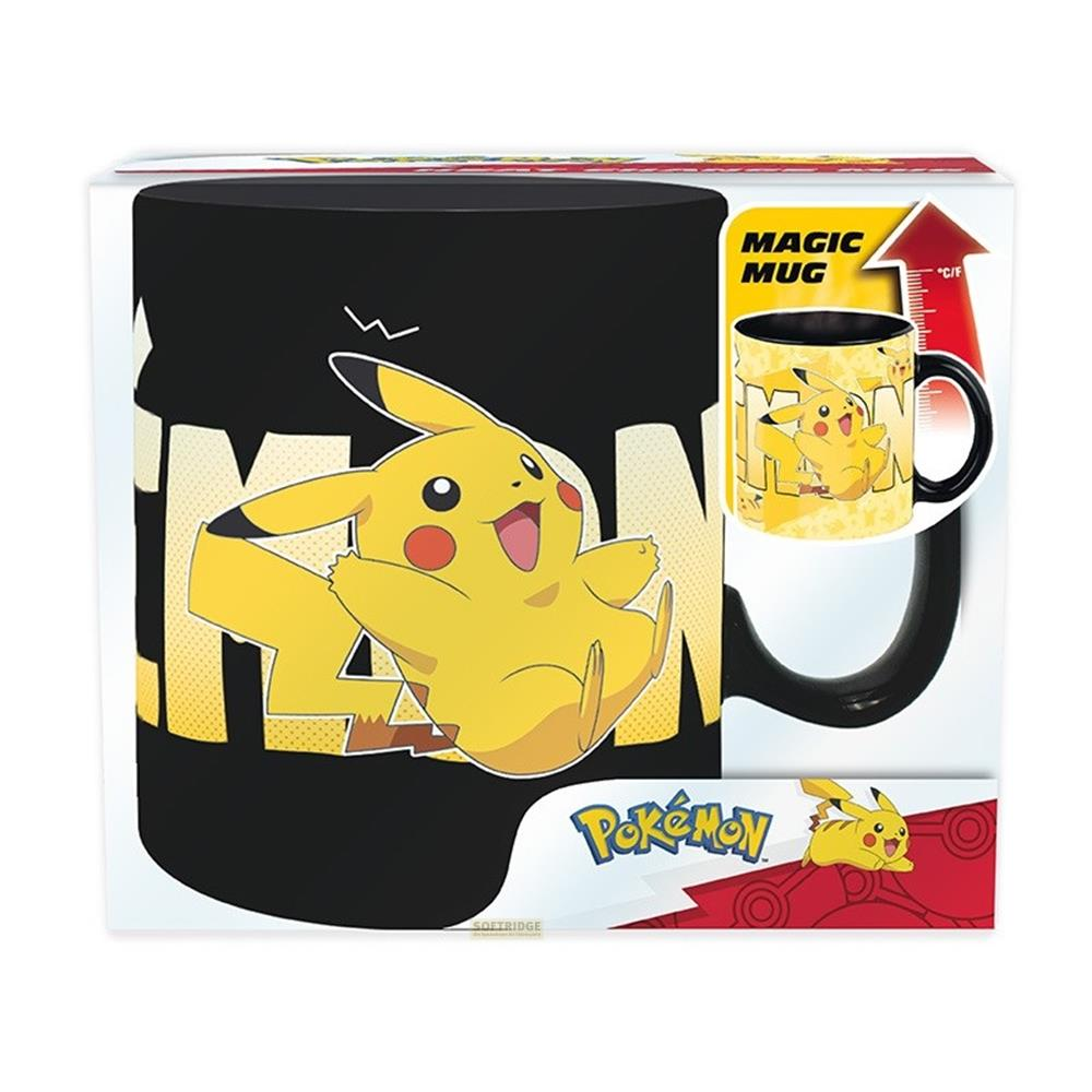 Taza de Pikachu con logo de Pokémon. Presenta a Pikachu sobre fondo negro.
