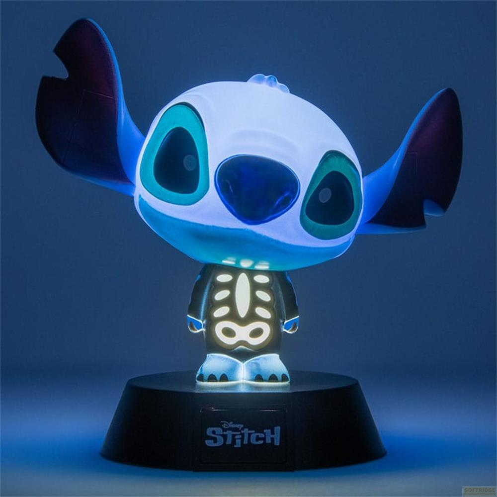 Świecąca figurka szkieletu Stitch stoi na czarnej podstawie.