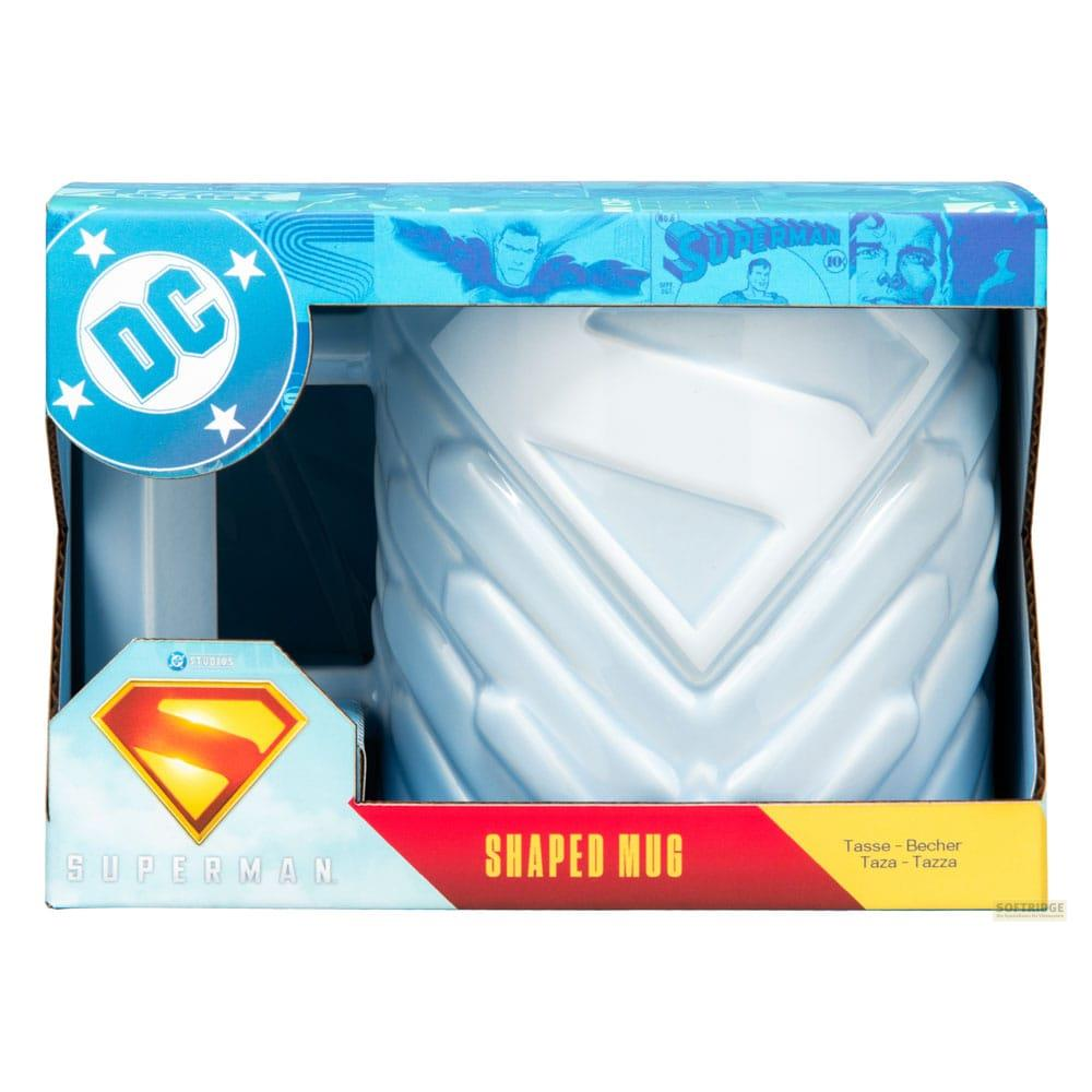 Jasnoniebieski kubek w kształcie logo Supermana w opakowaniu DC Comics.
