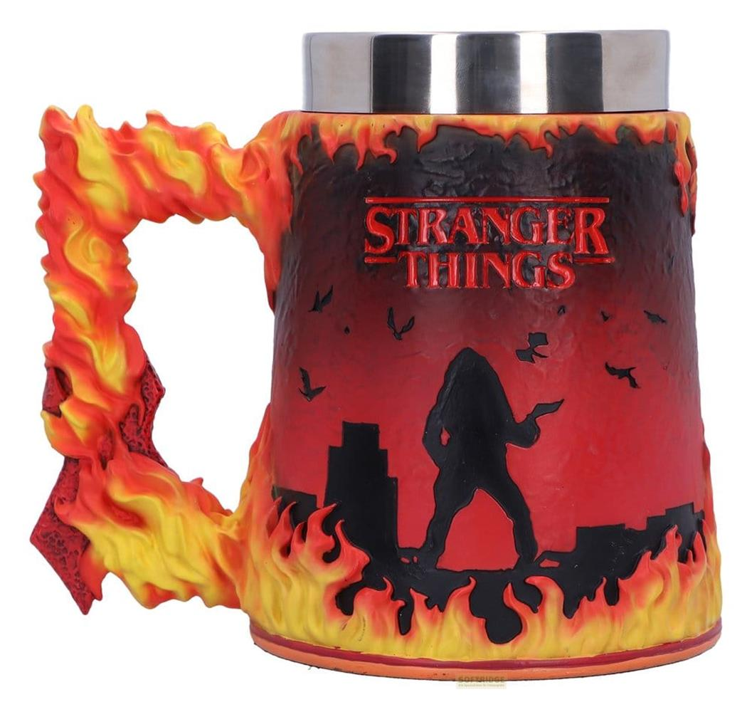 Ein Becher mit Flammen-Design und Stranger Things-Motiv.