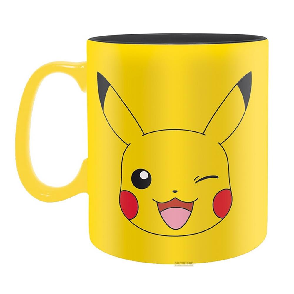 Gelbe Tasse mit Pikachu-Gesicht, das zwinkert und lächelt. Schwarzer Rand.