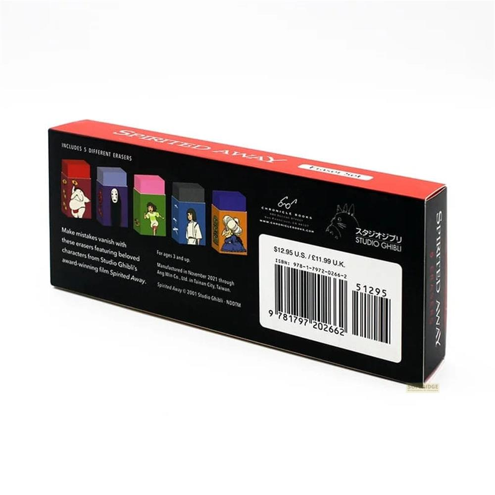 Eine schwarz-rote Schachtel mit „Spirited Away“-Radiergummis, die fünf bunte Radiergummis mit Charakterdesigns, Text und einem Barcode zeigt.