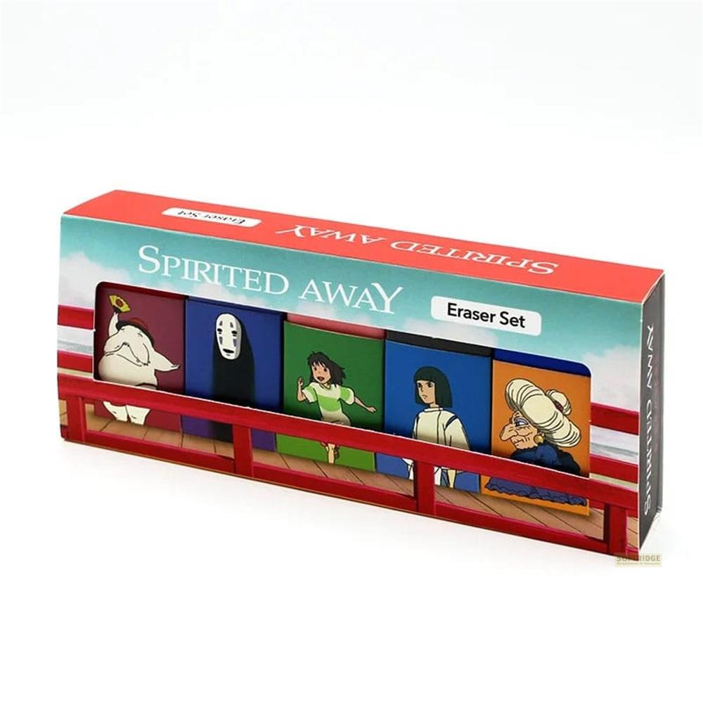 Spirited Away Radiergummi-Set mit Charakteren auf rotem Geländer vor blauem Himmel.