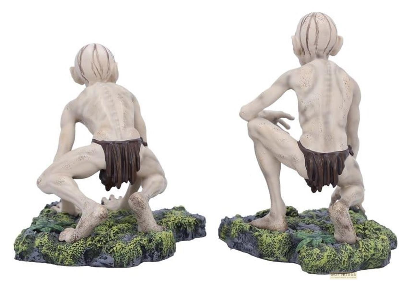Zwei Figuren von Gollum, die auf felsigem, moosbewachsenem Untergrund kauern.