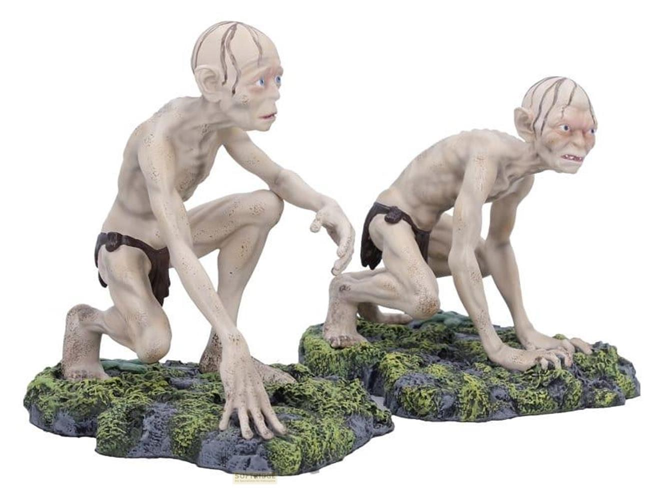 Zwei Gollum-Figuren knien auf felsigem, moosigem Untergrund.