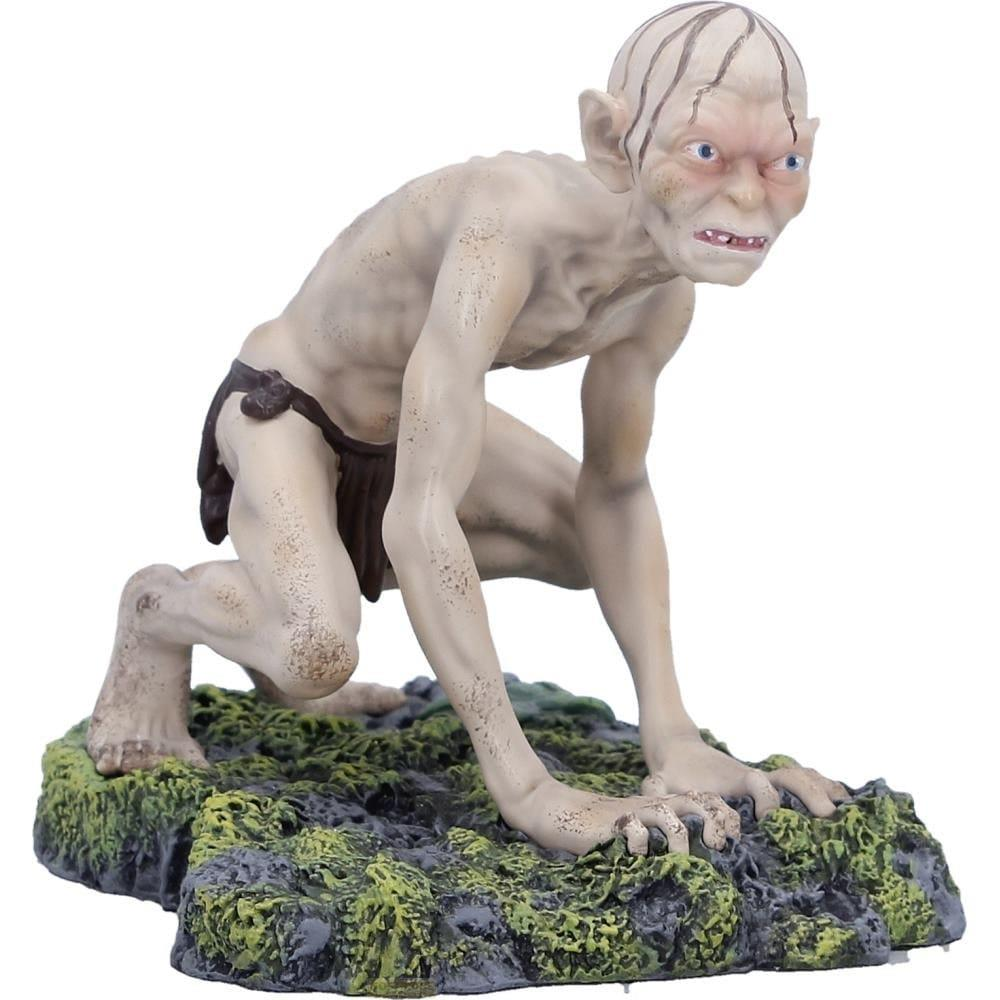 Eine Gollum-Figur auf einem moosbewachsenen Steinsockel, geduckt mit weit aufgerissenen Augen.