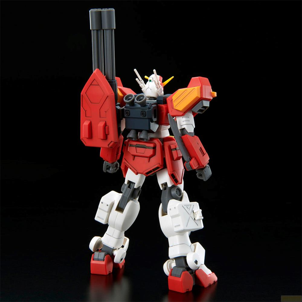Un robot rouge et blanc avec un gros canon dans le dos.