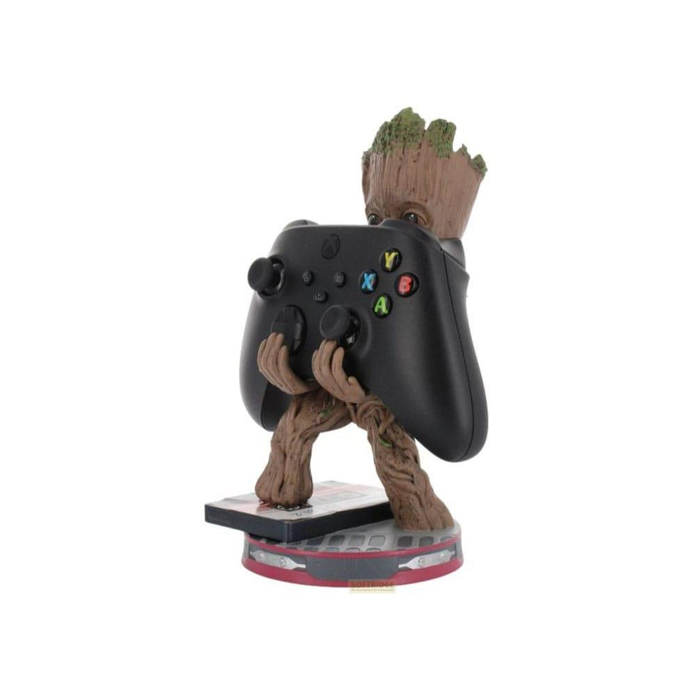 Eine Figur von Groot hält einen schwarzen Xbox-Controller.