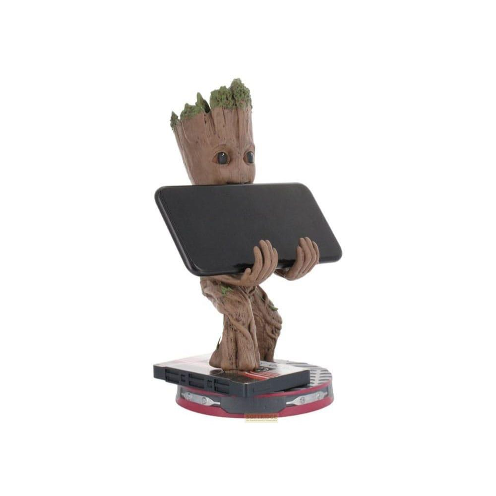 Baby Groot hält ein schwarzes Smartphone, steht auf einer Basis.