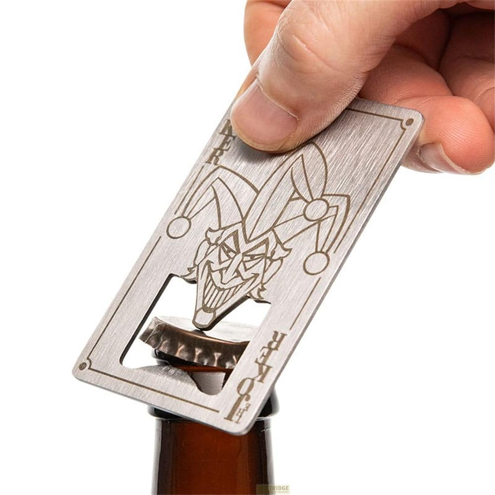 Dłoń używa metalowego otwieracza do butelek w kształcie karty Jokera.