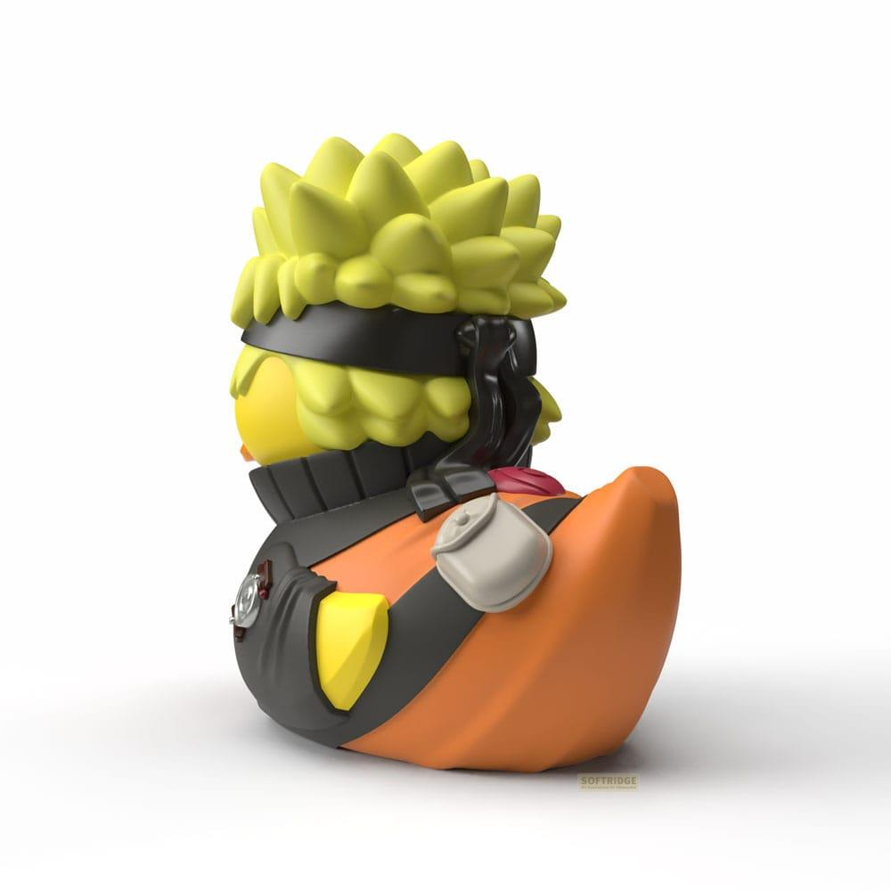 Pato de anime amarillo con cinta negra, cuerpo naranja y ropa oscura.