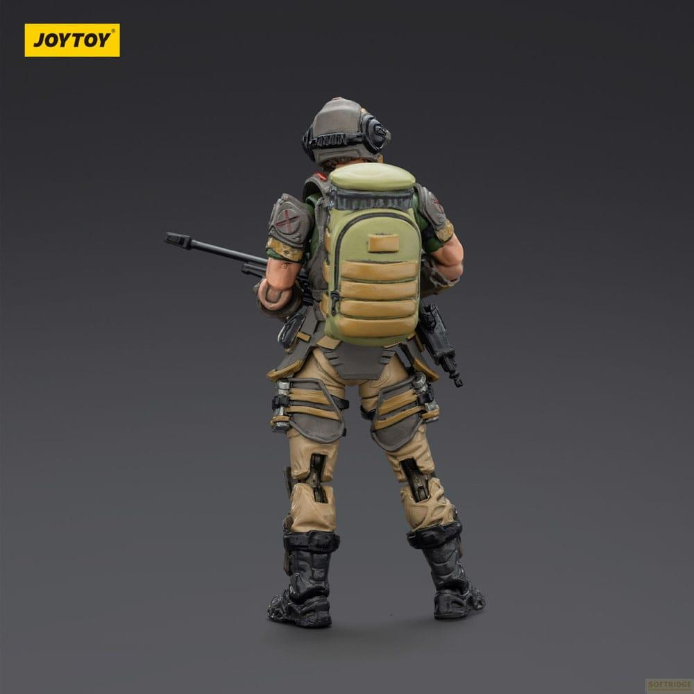 Soldat mit Rucksack und Gewehr, von hinten gesehen.