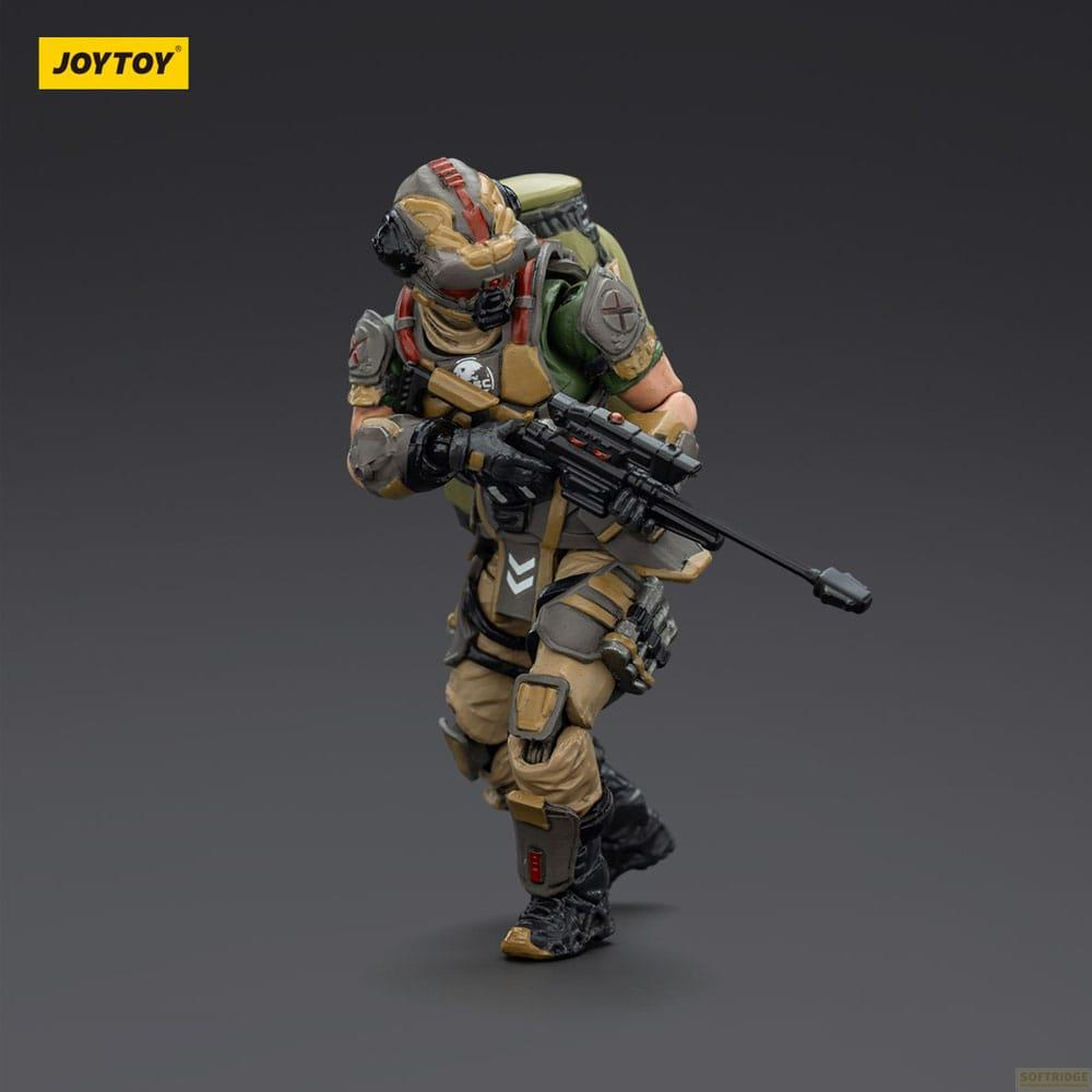 Eine Actionfigur eines Soldaten in Tarnkleidung mit Gewehr und Rucksack.