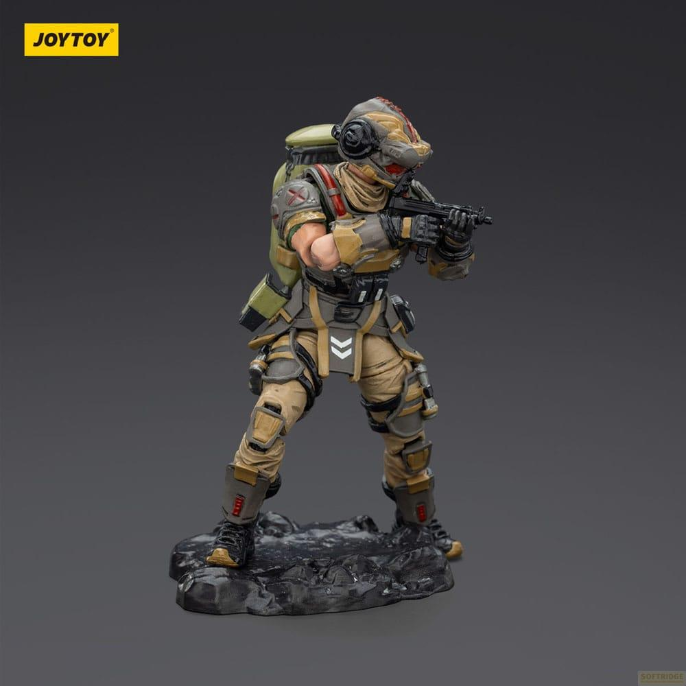 Eine Figur eines Soldaten in Tarnkleidung mit einer Waffe und Rucksack auf felsigem Untergrund.