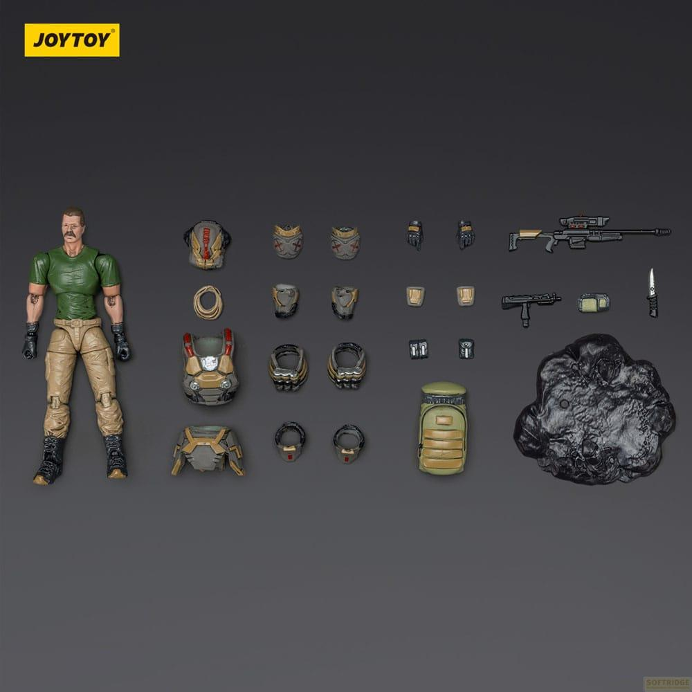 Eine Actionfigur mit Ausrüstung und Waffen auf dunklem Hintergrund.