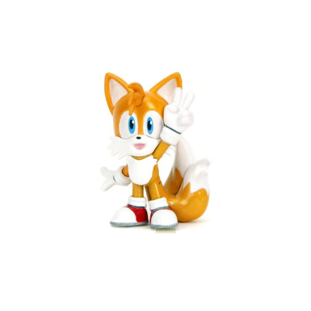 Una figura de Tails con pelaje naranja, ojos azules y guantes blancos haciendo el signo de la paz.