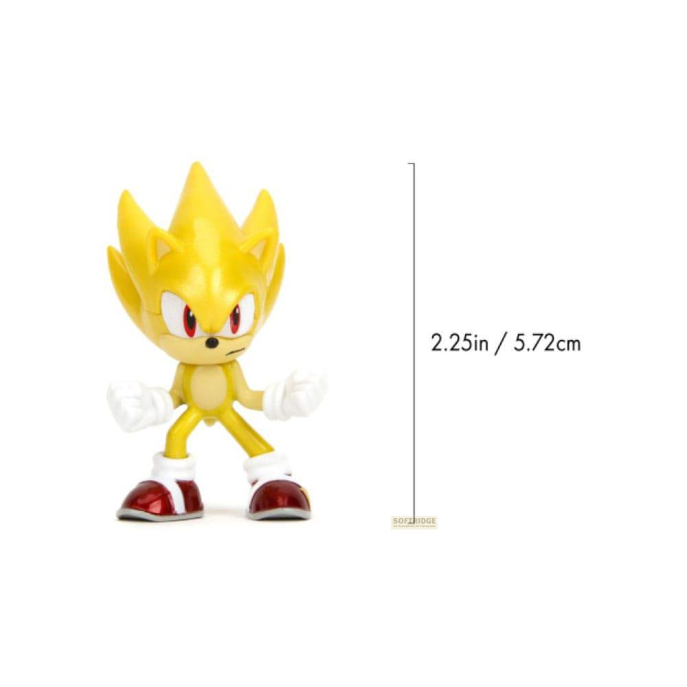 Una figura amarilla de Sonic con zapatos rojos y guantes blancos se alza.