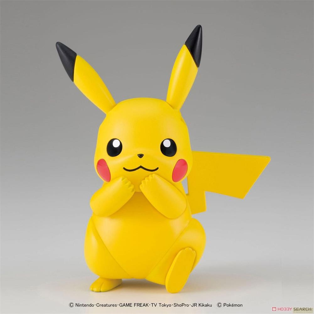 Une figurine jaune de Pikachu est assise droite, les pattes devant le visage.