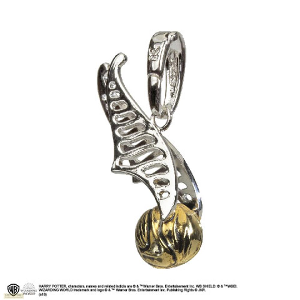 Ein silberner Anhänger in Form eines goldenen Schnatzes mit Flügeln.