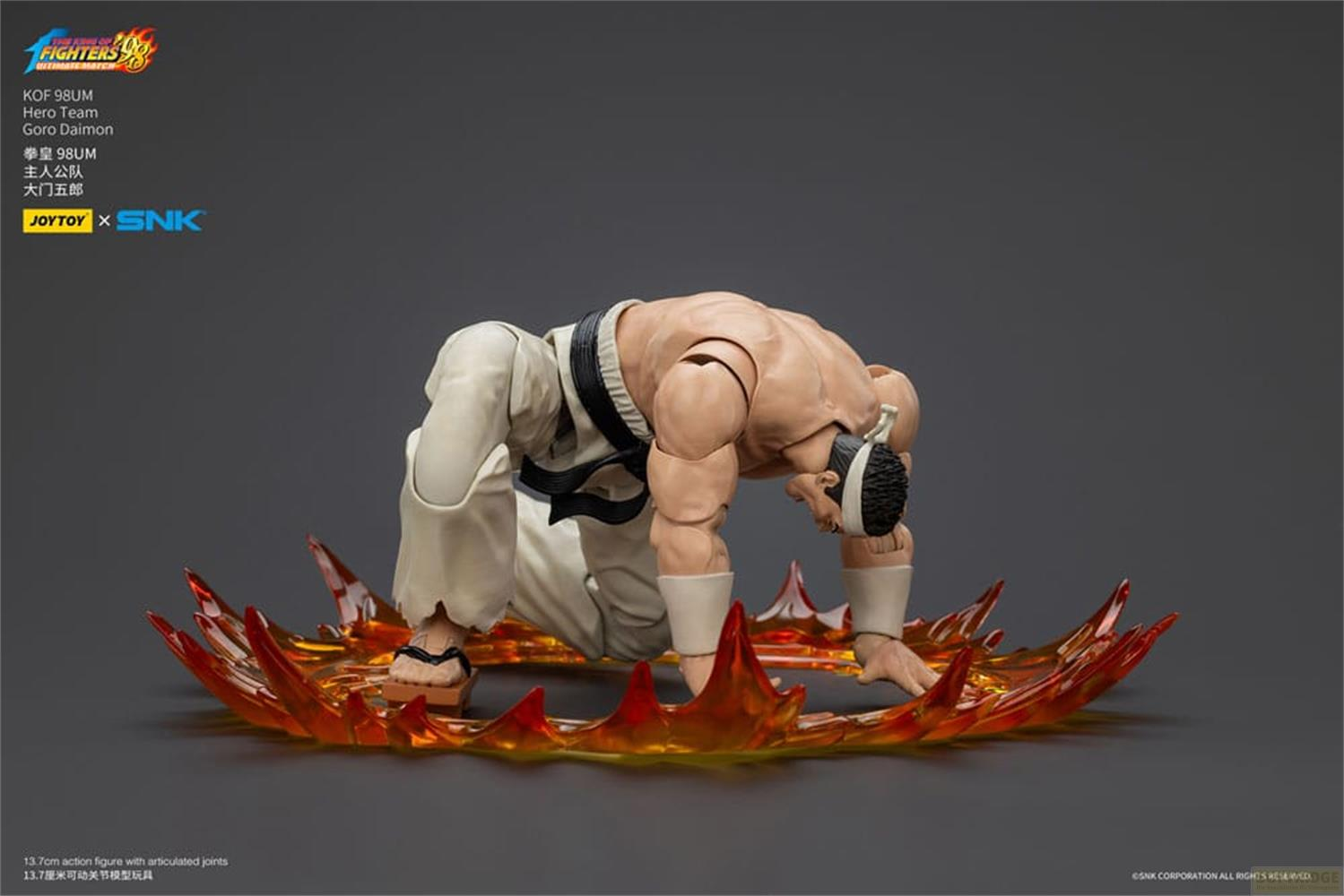 Action figure Goro Daimon in posa da combattimento su base fiammeggiante.