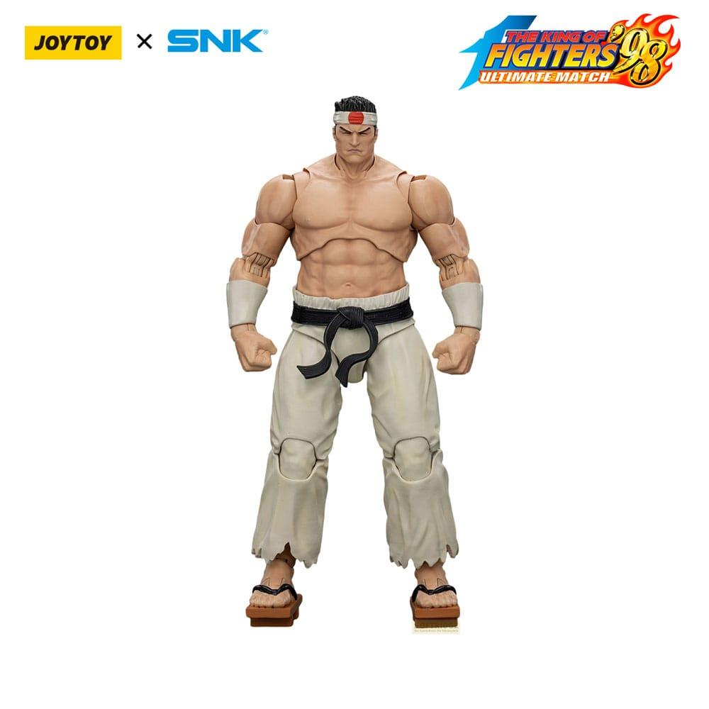 Un guerriero action figure con cintura nera e fascia sta in piedi.