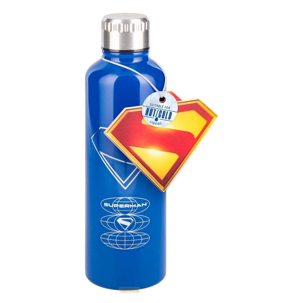 Blaue Superman-Flasche mit silbernem Deckel und Superman-Logo-Anhänger.