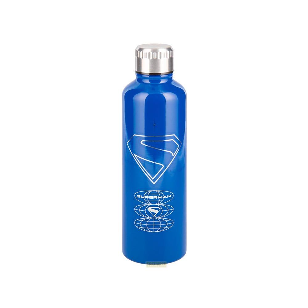Eine blaue Wasserflasche mit dem Superman-Logo und dem Schriftzug SUPERMAN.