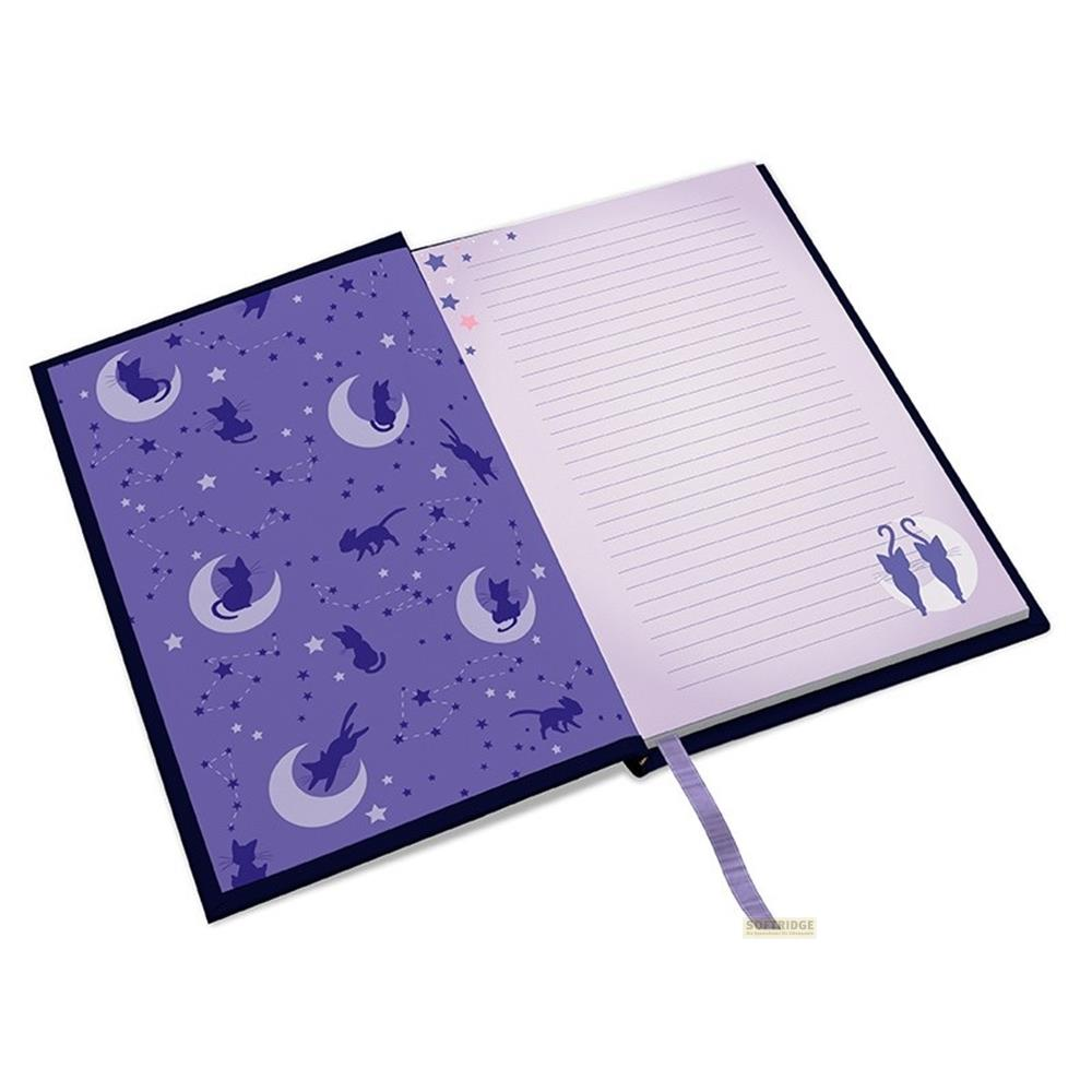 Un carnet ouvert avec un motif de chats et d'étoiles sur la page de gauche.