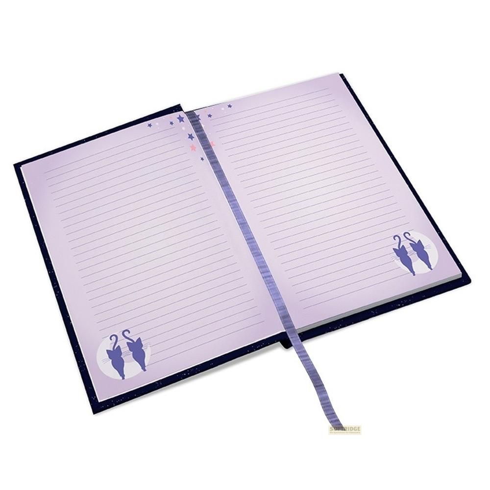 Un carnet ouvert à pages lilas lignées et accents étoilés. Deux chats sont représentés à droite.