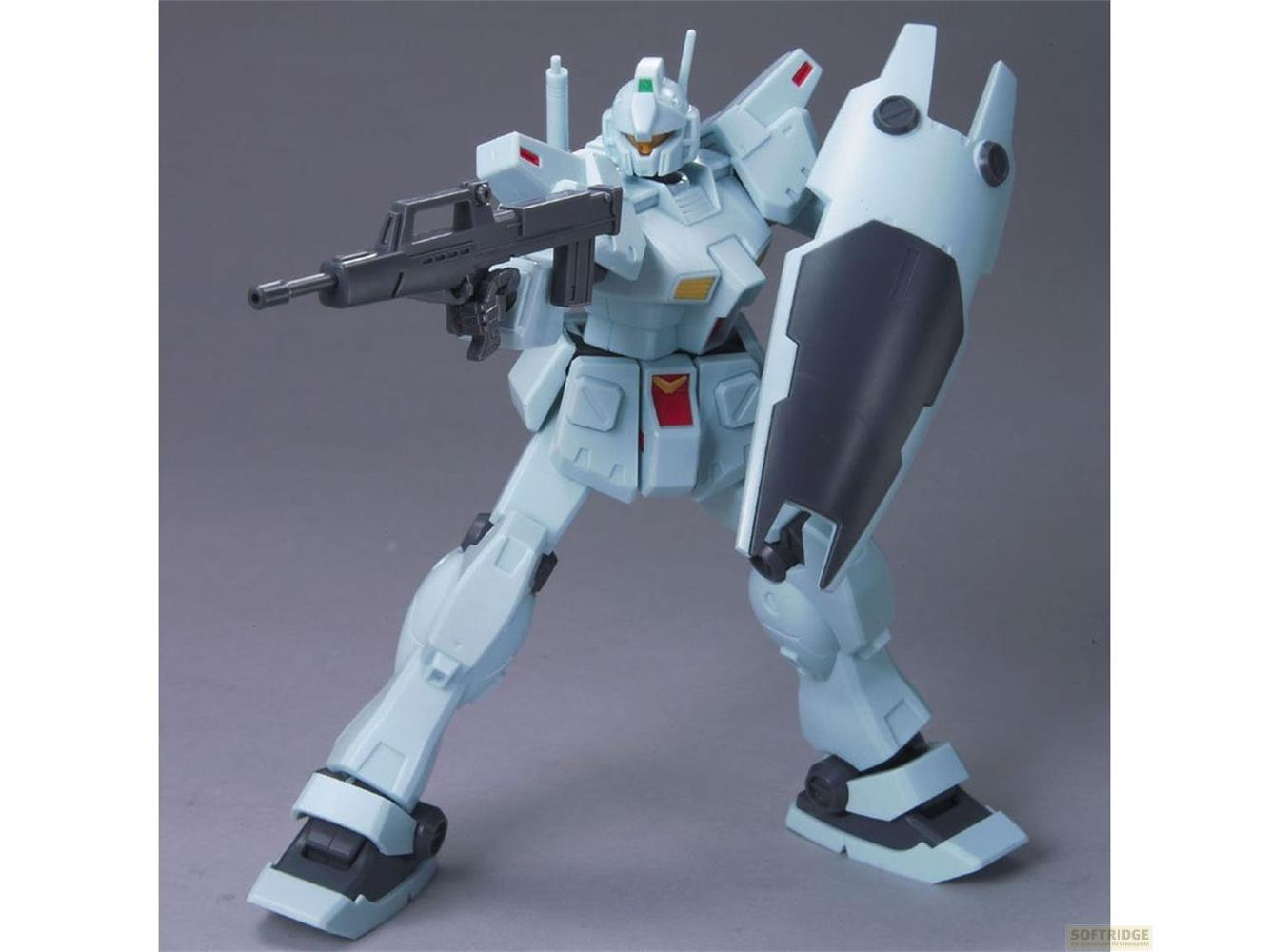 Un robot de combat bleu clair tenant un fusil et un bouclier se tient en pose.
