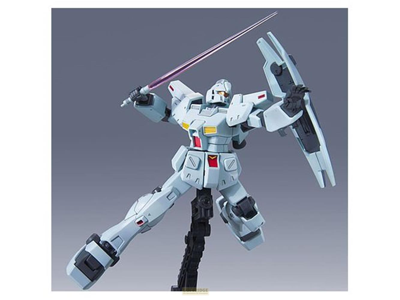 Un mecha gris clair tenant un bouclier et un sabre laser violet.