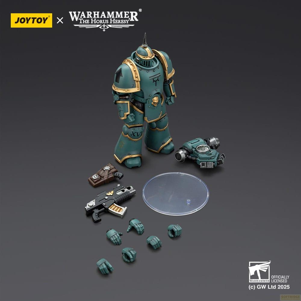Figurka Warhammer z bronią, rękami i częściami pojazdu na ciemnoszarym tle.