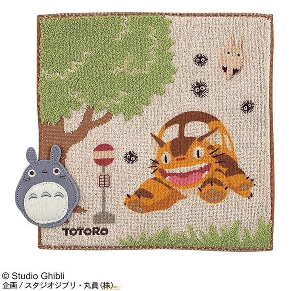 Motif Totoro : Totoro, Satsuki et esprits de suie sous un arbre.