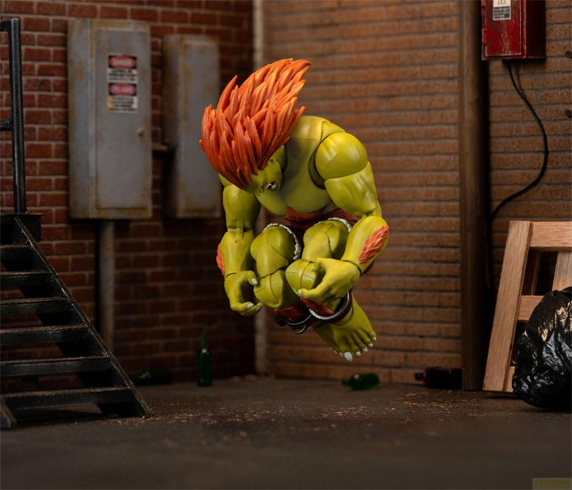 Figura verde con capelli infuocati a mezz'aria contro muro di mattoni e scale.