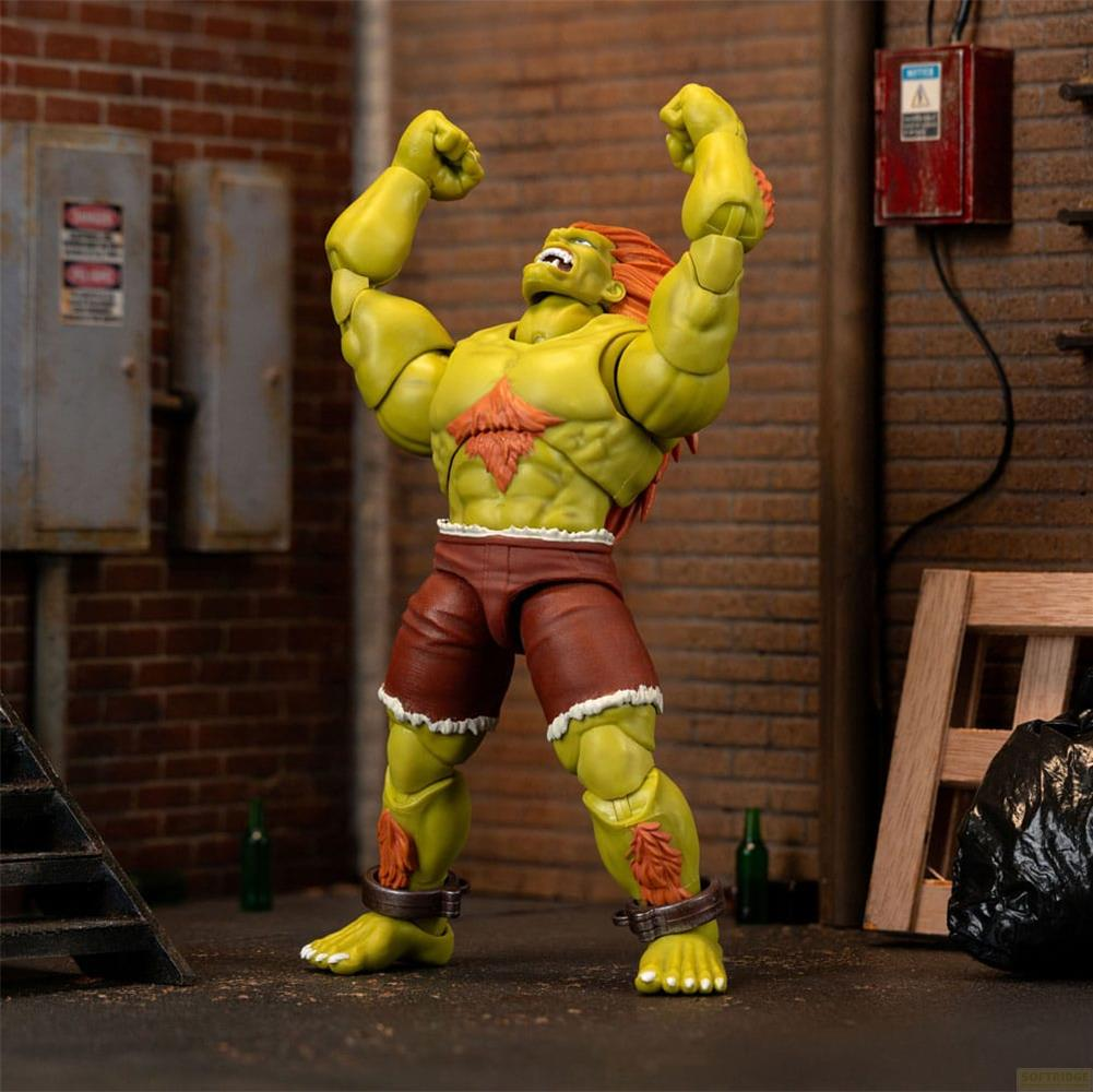 Figura gialla con pantaloncini rossi, pugni alzati, in piedi in un vicolo.