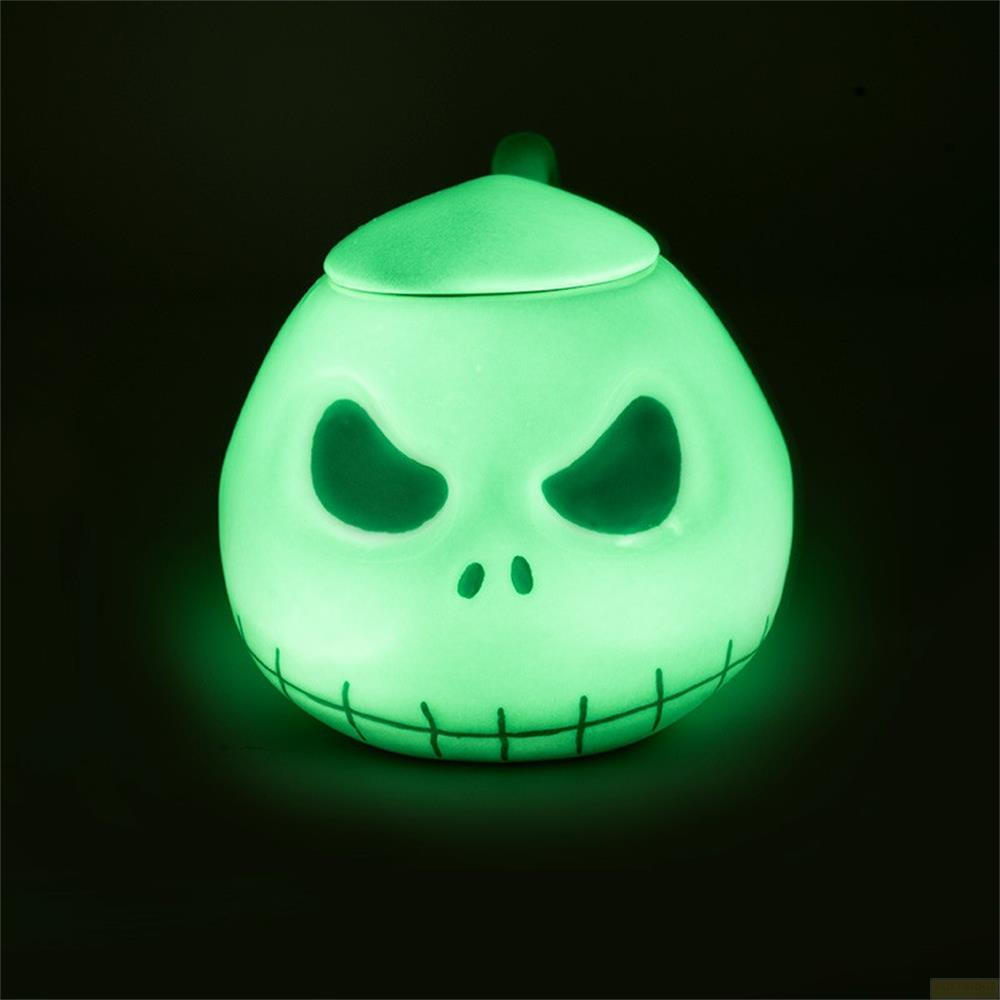 Jack O'Lantern verde brillante con cara malvada sobre fondo negro.