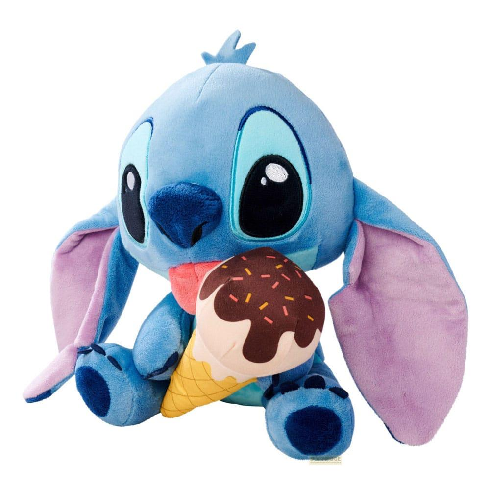 Un peluche azul de Stitch sostiene un cono de helado de chocolate con chispas.